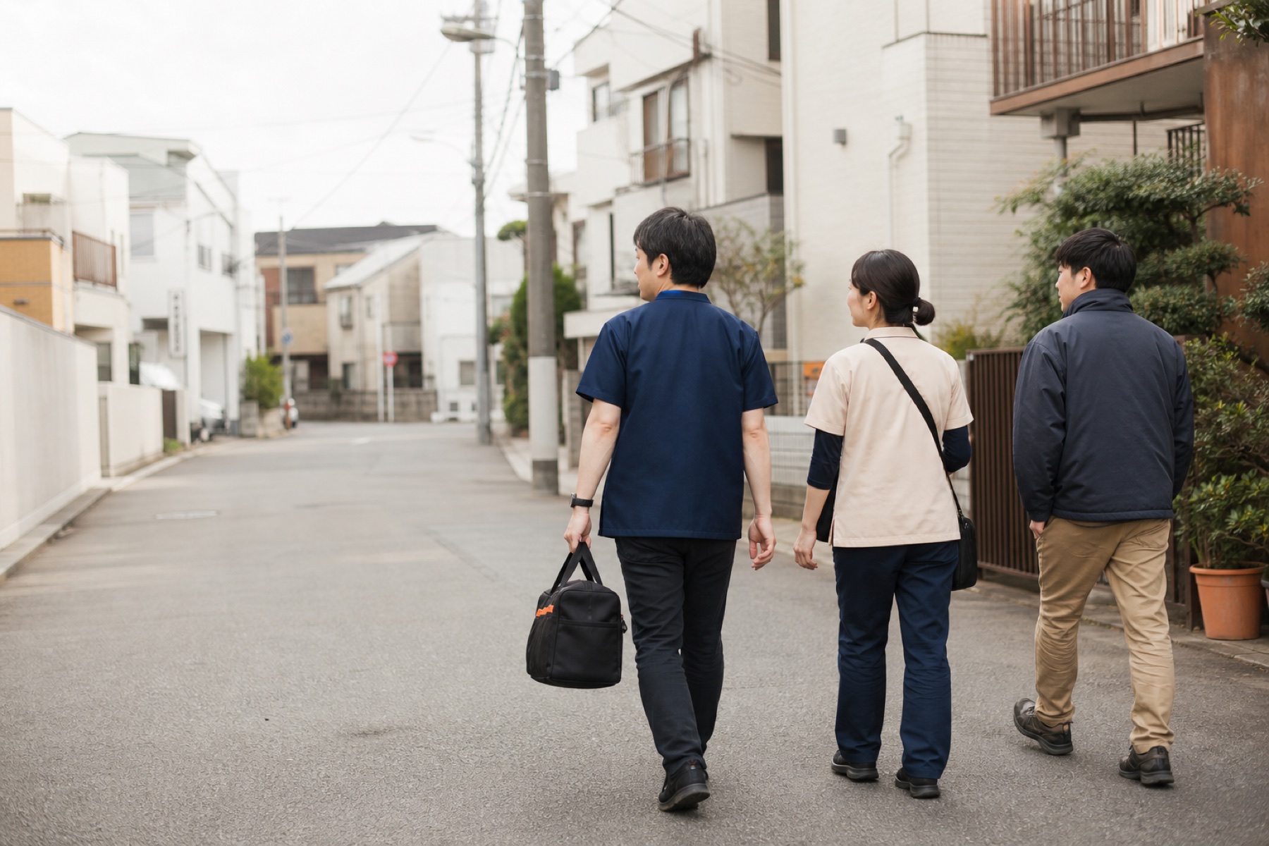 訪問へ向かうチームの仮写真